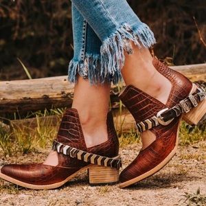 Freebird by Steven Blade Size 10 Bootie Cognac Croco.